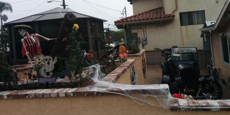 Illustration for article titled Halloween Decorations From a Few Neighborhoods